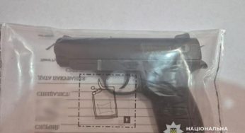 На Дніпропетровщині грабіжник, погрожуючи пістолетом, відібрав у дівчини сумку з грошима