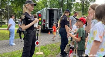 Поліцейські Кам’янського привітали дітей із закінченням навчального року