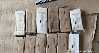 На Дніпропетровщині чоловік в гаражі зберігав арсенал зброї