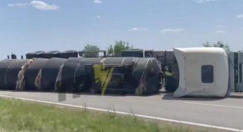 На Дніпропетровщині зіштовхнулись легковик та вантажівка: фура перевернулась на бік