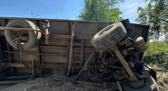 На Дніпропетровщині перекинулась вантажівка з продуктами (відео)