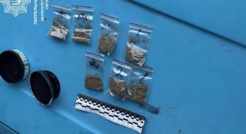 У Дніпрі спіймали двох чоловіків з наркотиками: один сховав їх в шкарпетках