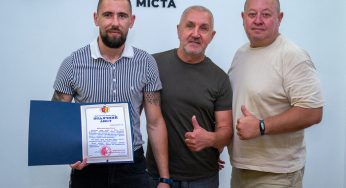 У Кам’янському привітали боксера та майстра кулачних боїв Олега Лащевського