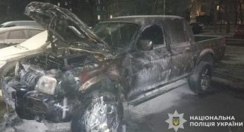 На Дніпропетровщині двоє чоловіків підпалили авто військовослужбовця